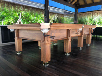  luxusný biliardový stôl ruská pyramída z tikového dreva detail konštrukcie a rohu profesionálny biliard na mieru